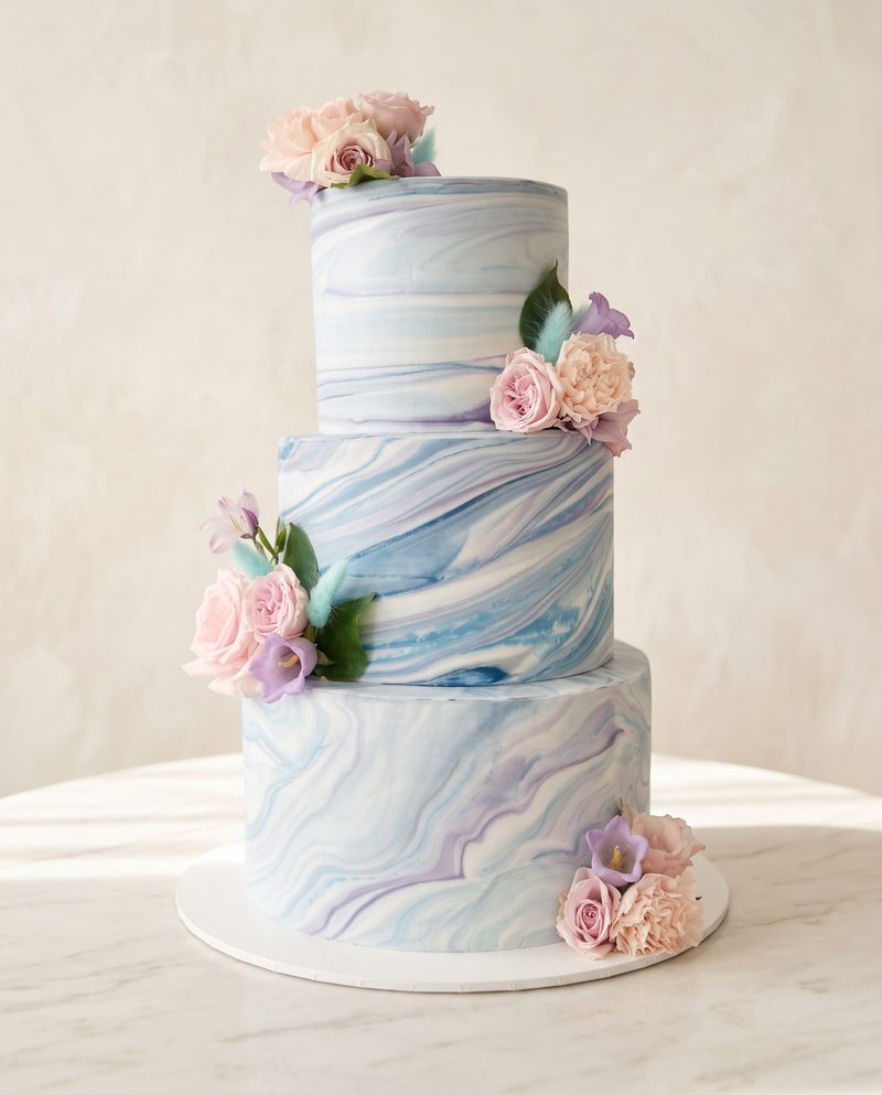 Wedding cake marbré bleu et lilas à trois étages, roses pastel