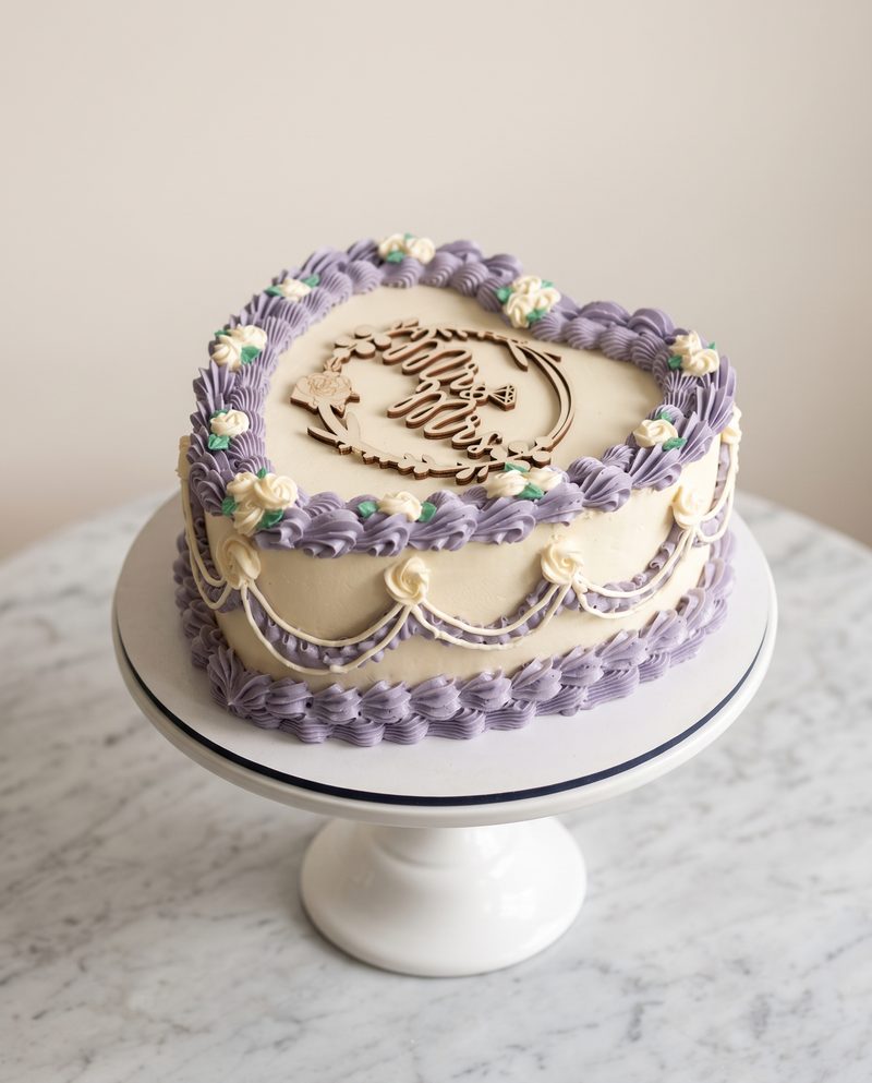 Cœur vintage blanc et lilas, coquilles pochées et topper en bois