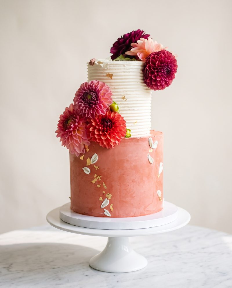 Gâteau d'anniversaire à deux étages, corail et dahlias
