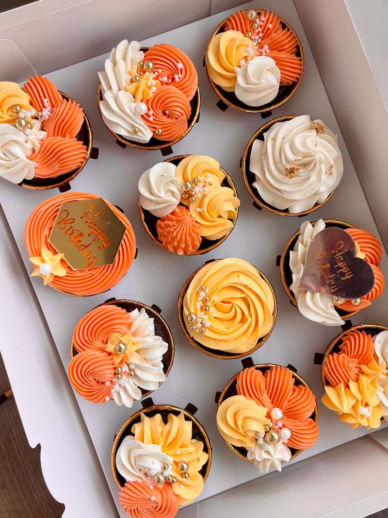 Boîte de douze cupcakes orange, jaune et blanc, perles dorées