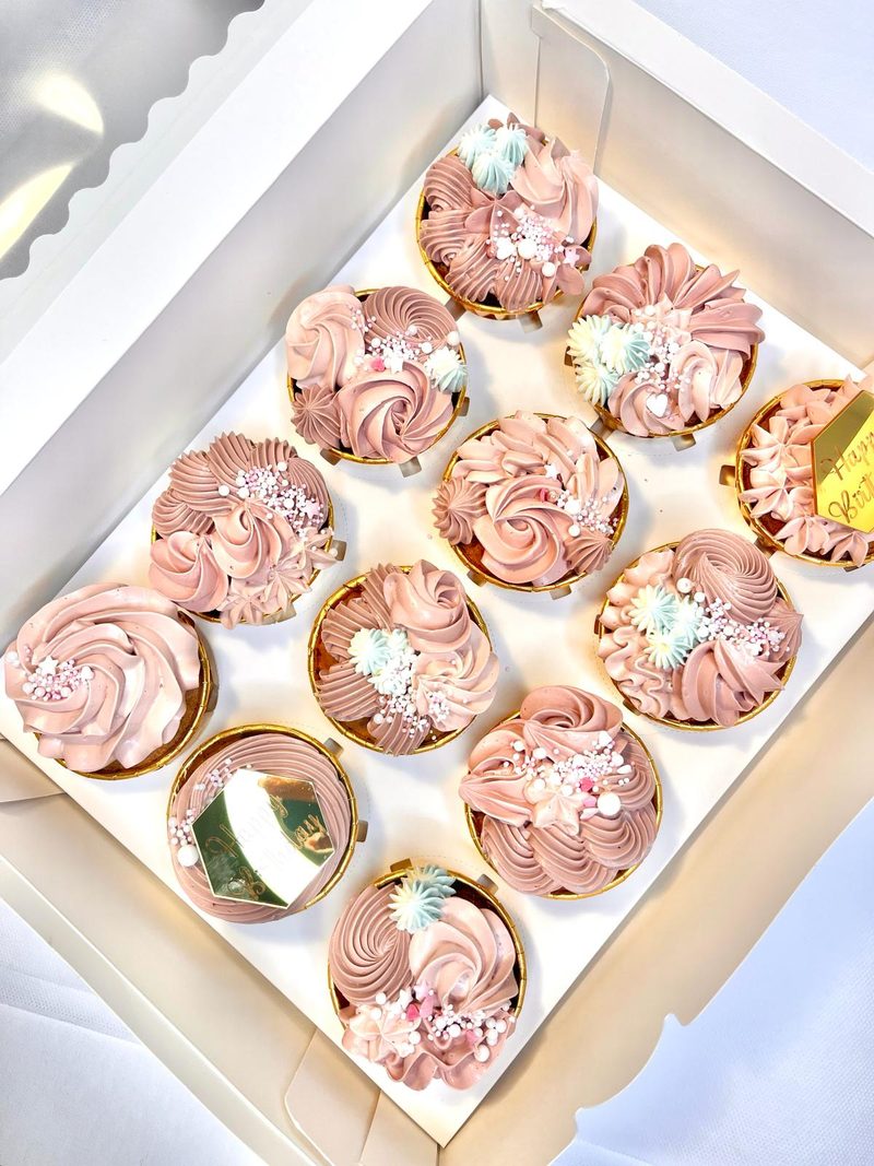 Boîte de douze cupcakes rose poudré et taupe, disque doré