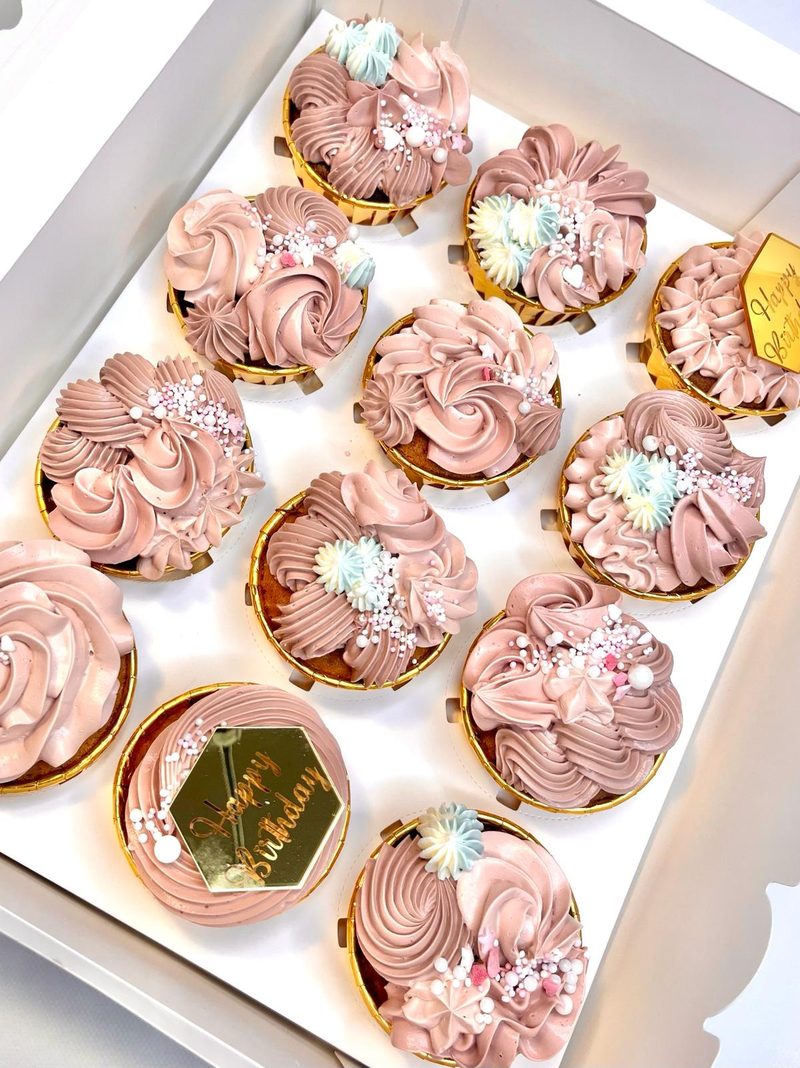 Boîte de douze cupcakes rose poudré, hexagone doré