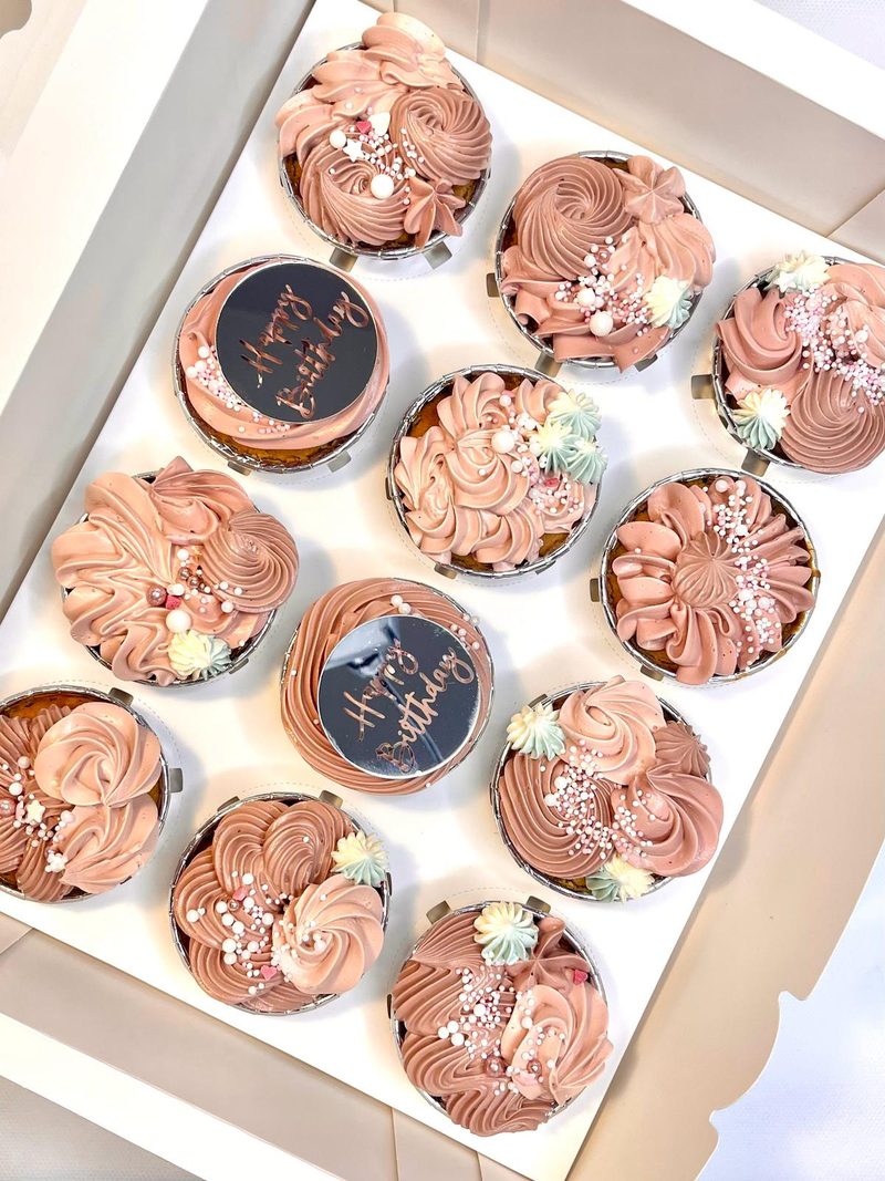 Boîte de douze cupcakes rose poudré, disques noirs « Happy Birthday »