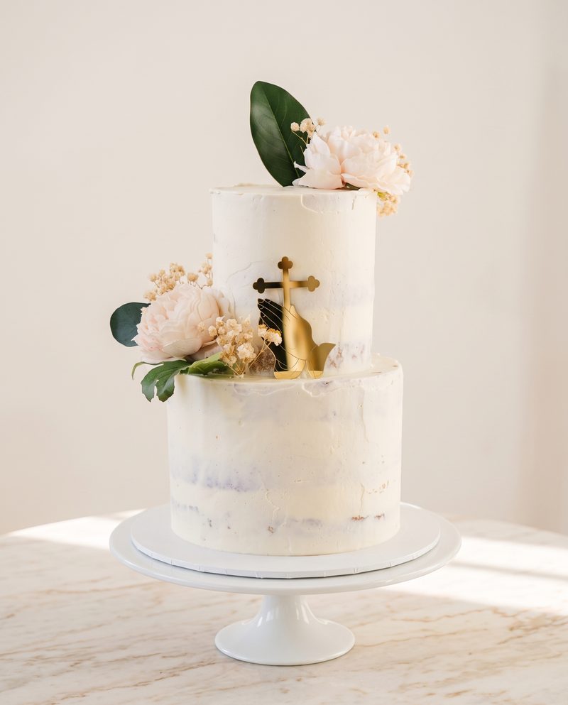 Gâteau de baptême deux étages, croix dorée et pivoines
