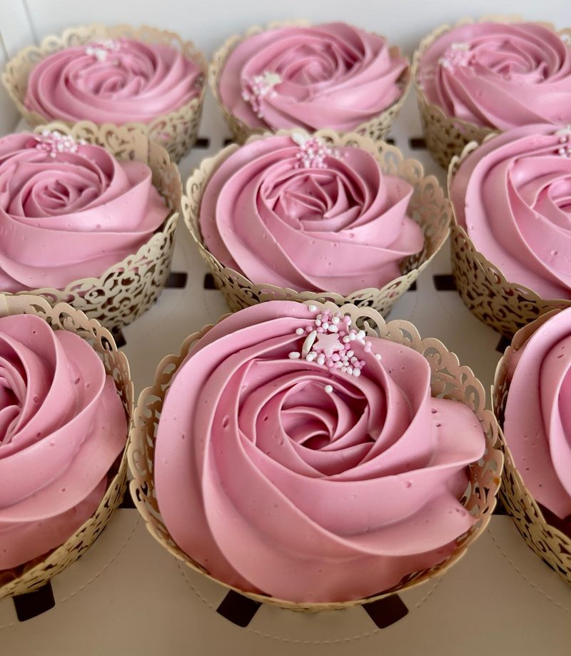 Boîte de cupcakes rose poudré, roses pochées