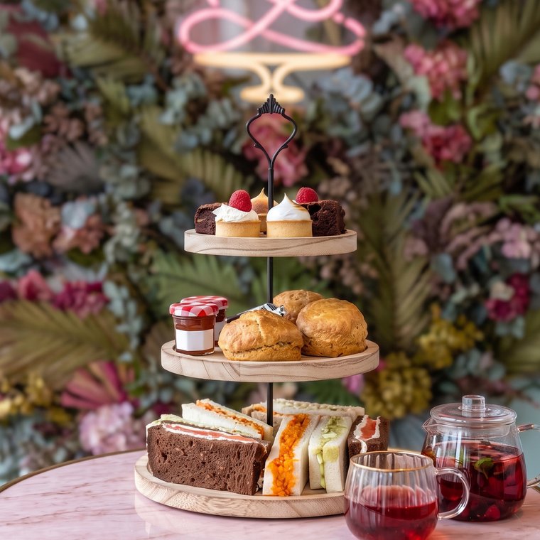 Notre présentoir d'afternoon tea : douceurs, scones et sandwiches